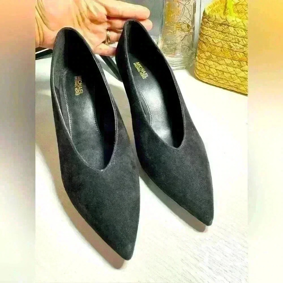 MICHAEL MICHAEL KORS
Lizzy Mid Pump, Black Suede - Picture 1 of 12